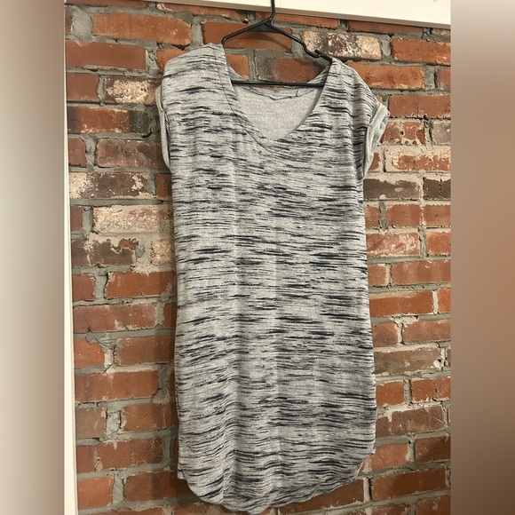 Athleta Gray V-Neck Sporty Tee Dress Size Small - Picture 3 of 7